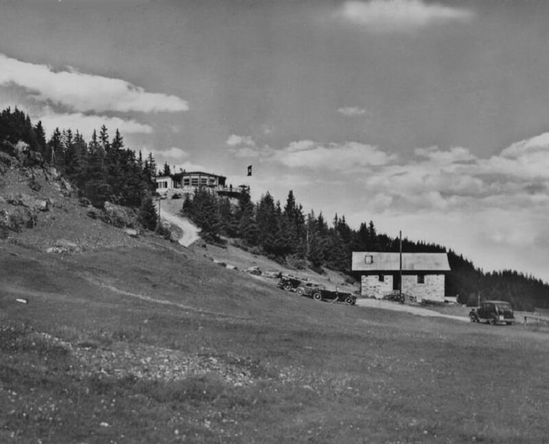 Premiers clients venus en automobile au Café du Mont-Blanc vers 1948