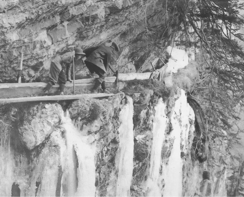 Glace et surplomb vertigineux. L'entretien du bisse du Rô vers 1930