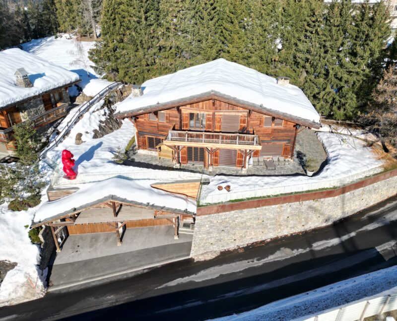 Chalet avec statue. Vue d'ensemble. 24. 12. 2023