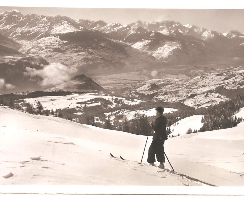 Vue d'ensemble du plateau de Crans depuis le Mont-Lachaux. Vers 1930