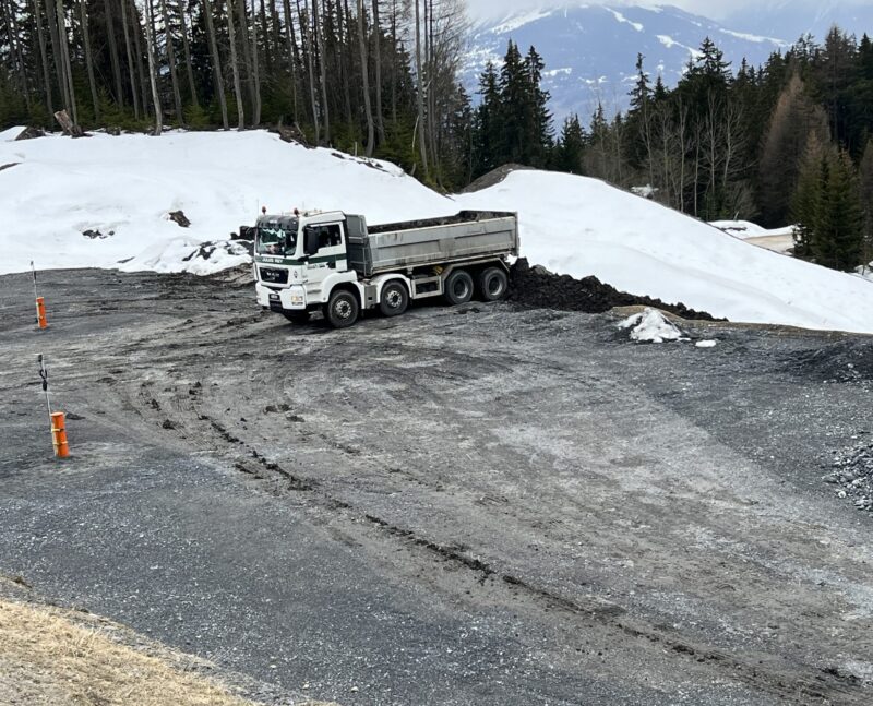 Camion prêt à décharger. 15.03.2024