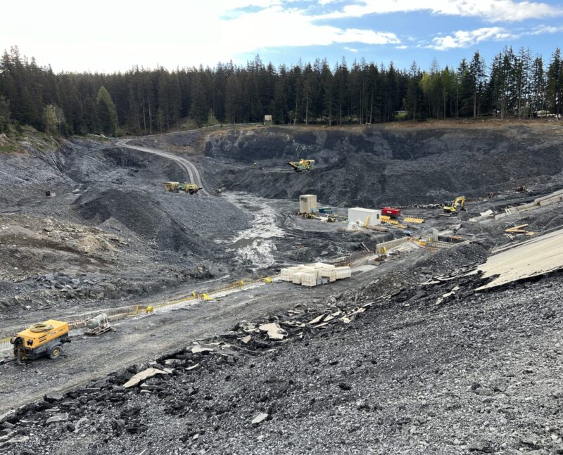 Chantier au repos. Vue du sommet de l'ancienne digue vers le sud-est. 18.05.2024