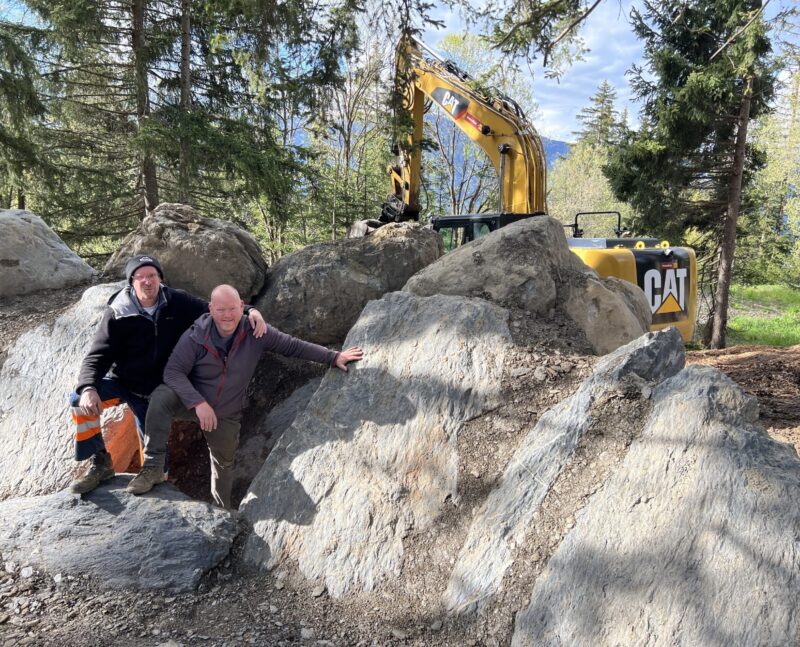 Bas du Rock garden. Les constructeurs: Alex Morard, machiniste (Commune de Crans-Montana) et Glen Harton, Warner Bros, technicien. 17.05.2024