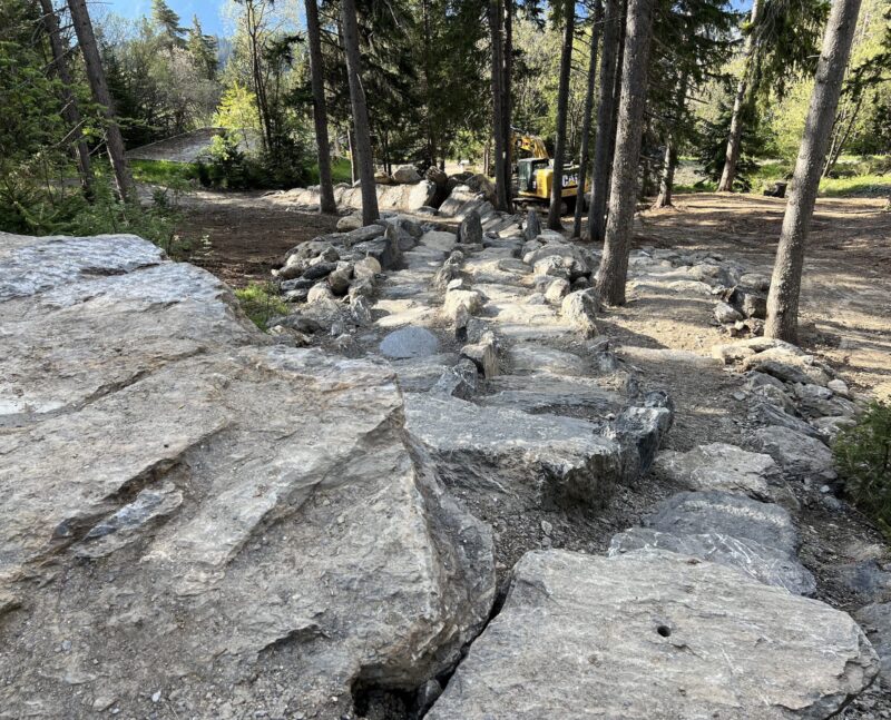 Obstacle du WHOOP UCI Mountain Bike World Series en construction. 17.05.2024