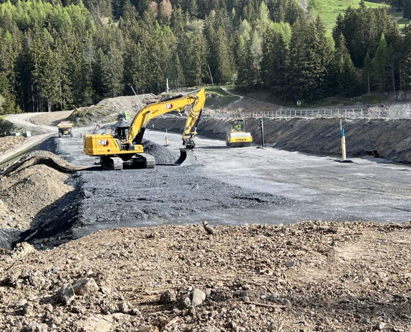 Elargissement et rehaussement de la digue. Pelle et rouleau compresseur en action. 20.05.2024