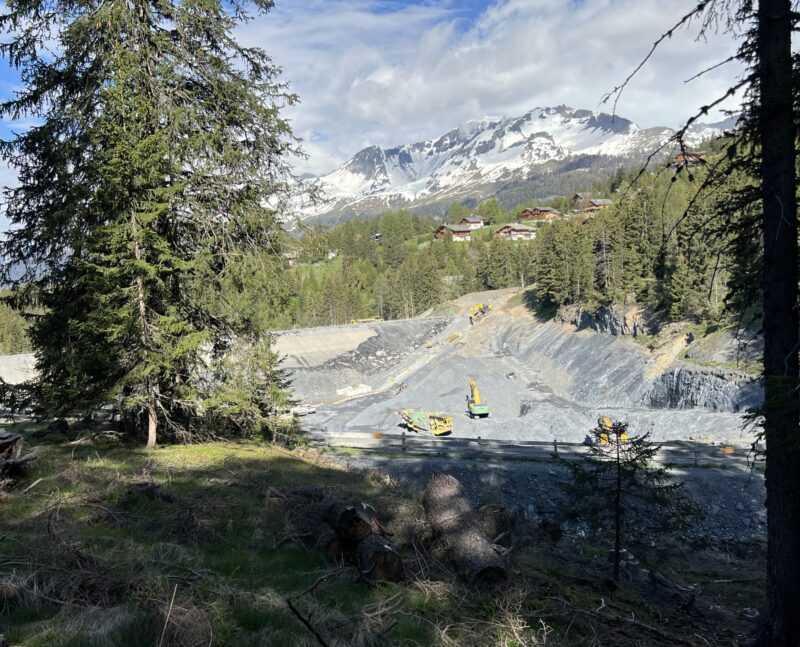 Chantier en activité. Creusement de la rive nord du futur lac. 20.05.2024