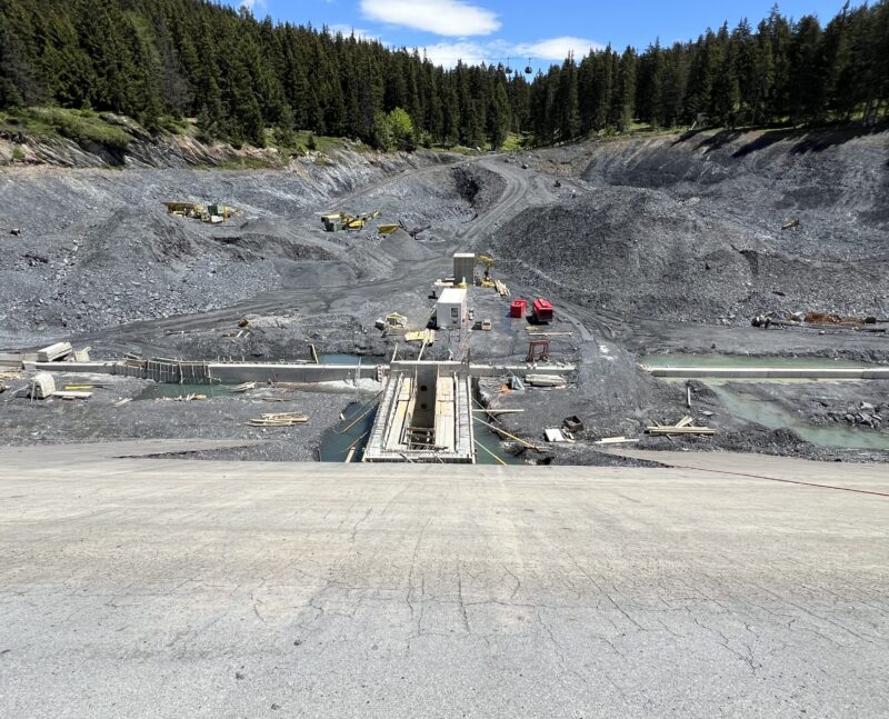 Travaux en cours. Vue de la digue vers l'est. 20.06.2024